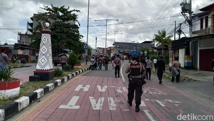 Polisi menjaga situasi usai terjadi penyerangan terhadap masyarakat yang berada di depan Polres Mimika (Saiman/detikcom)