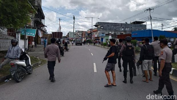 Polisi menjaga situasi usai terjadi penyerangan terhadap masyarakat yang berada di depan Polres Mimika (Saiman/detikcom)