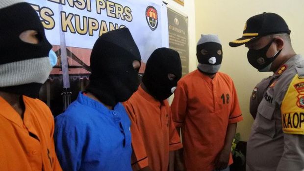 Polres Kupang tetapkan 4 orang sebagai tersangka terkait demo soal sengketa tanah yang diwarnai aksi ABG tendang polisi ala kickboxing (Antara/ Benny Jahang)