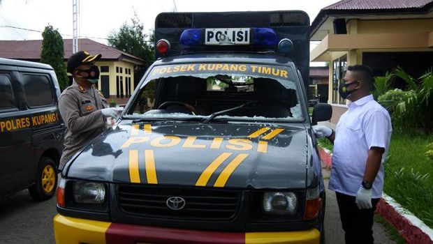 Polres Kupang tetapkan 4 orang sebagai tersangka terkait demo soal sengketa tanah yang diwarnai aksi ABG tendang polisi ala kickboxing (Antara/ Benny Jahang)