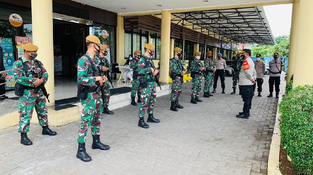 Polres Pelabuhan Tanjung Priok dan TNI AD dari Batalyon Arhanud 6/BAY bersinergi. Kekompakan ditunjukkan dalam kebersamaan mengamankan wilayah Pelabuhan Tanjung Priok demi terciptanya suasana kondusif (Dok Polres Pelabuhan Tanjung Priok)