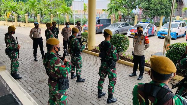 Polres Pelabuhan Tanjung Priok dan TNI AD dari Batalyon Arhanud 6/BAY bersinergi. Kekompakan ditunjukkan dalam kebersamaan mengamankan wilayah Pelabuhan Tanjung Priok demi terciptanya suasana kondusif (Dok Polres Pelabuhan Tanjung Priok)