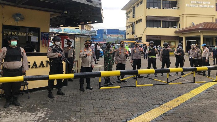 Polres Pelabuhan Tanjung Priok dan TNI AD dari Batalyon Arhanud 6/BAY bersinergi. Kekompakan ditunjukkan dalam kebersamaan mengamankan wilayah Pelabuhan Tanjung Priok demi terciptanya suasana kondusif (Dok Polres Pelabuhan Tanjung Priok)