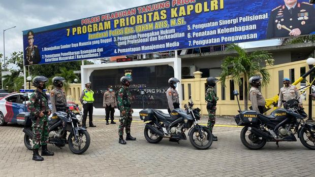 Polres Pelabuhan Tanjung Priok dan TNI AD dari Batalyon Arhanud 6/BAY bersinergi. Kekompakan ditunjukkan dalam kebersamaan mengamankan wilayah Pelabuhan Tanjung Priok demi terciptanya suasana kondusif (Dok Polres Pelabuhan Tanjung Priok)