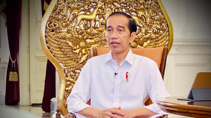 Presiden Jokowi memastikan vaksin Corona yang akan diberikan kepada masyarakat gratis. Jokowi juga siap menjadi orang yang pertama diberi vaksin Corona.