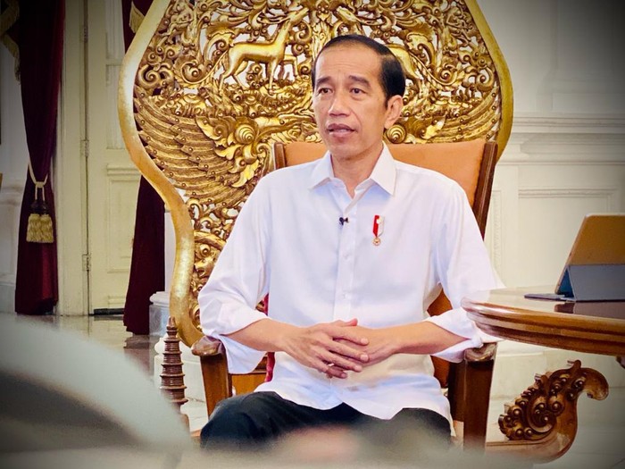 Presiden Jokowi memastikan vaksin Corona yang akan diberikan kepada masyarakat gratis. Jokowi juga siap menjadi orang yang pertama diberi vaksin Corona.