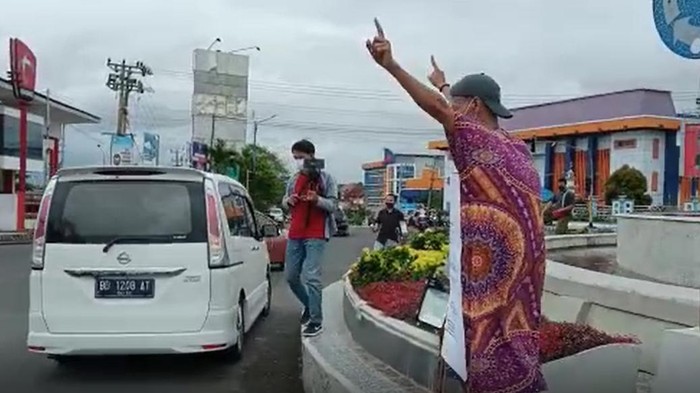 Pria yang merupakan tim pemenangan paslon nomor urut 1 di Pilgub Bengkulu, Helmi-Muslihan jalan berdaster karena jagoannya kalah di Pilgub.