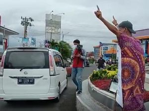 Jagoannya Kalah di Pilgub, Pria di Bengkulu Keliling Pakai Daster