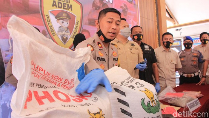 Polisi Madiun mengamankan dua ton pupuk nonsubsidi ilegal. Pupuk tersebut diamankan dari pemiliknya, Surip (36) warga Desa/Kecamatan Wonoasri.