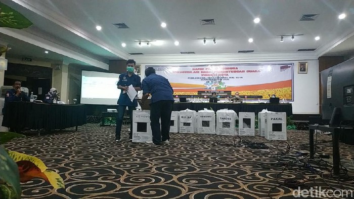 Rapat Pleno KPU Surabaya Baru Tetapkan Suara di 11 Kecamatan