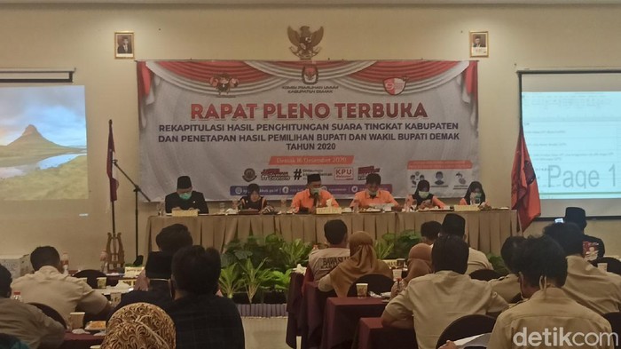 Rapat pleno terbuka rekapitulasi perhitungan dan penetapan hasil suara Pilkada Demak 2020, Rabu (16/12/2020).