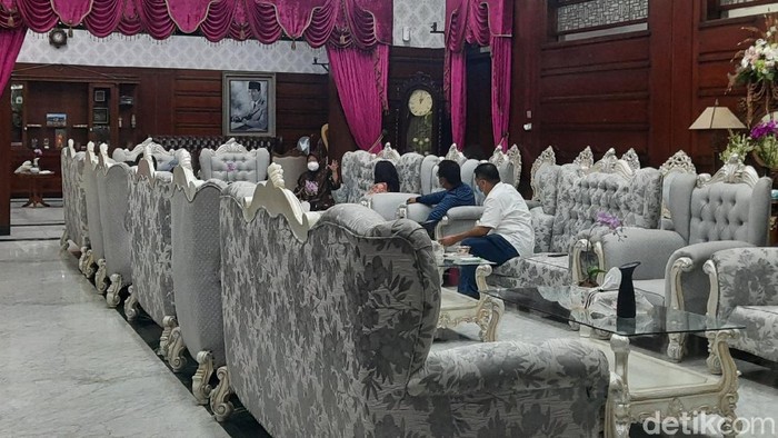 Risma di rumah dinasnya bersama Kantor Staf Kepresidenan (KSP) Ali Mochtar Ngabalin