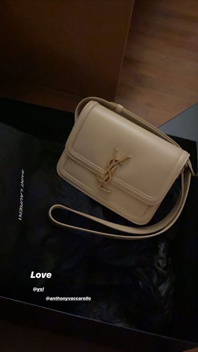 Rose Blackpink tampaknya selalu dikirimi tas terbaru dari YSL yang juga dikenal sebagai Yves Saint Laurent tersebut. Sepertinya tas itu dipilihkan oleh sang desainer sendiri, Anthony Vaccarello. Bukan hanya satu, brand kenamaan tersebut juga memberikan tas yang sama dengan warna berbeda. Foto: Instagram @roses_are_rosie