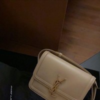 Rose Blackpink tampaknya selalu dikirimi tas terbaru dari YSL yang juga dikenal sebagai Yves Saint Laurent tersebut. Sepertinya tas itu dipilihkan oleh sang desainer sendiri, Anthony Vaccarello. Bukan hanya satu, brand kenamaan tersebut juga memberikan tas yang sama dengan warna berbeda. Foto: Instagram @roses_are_rosie
