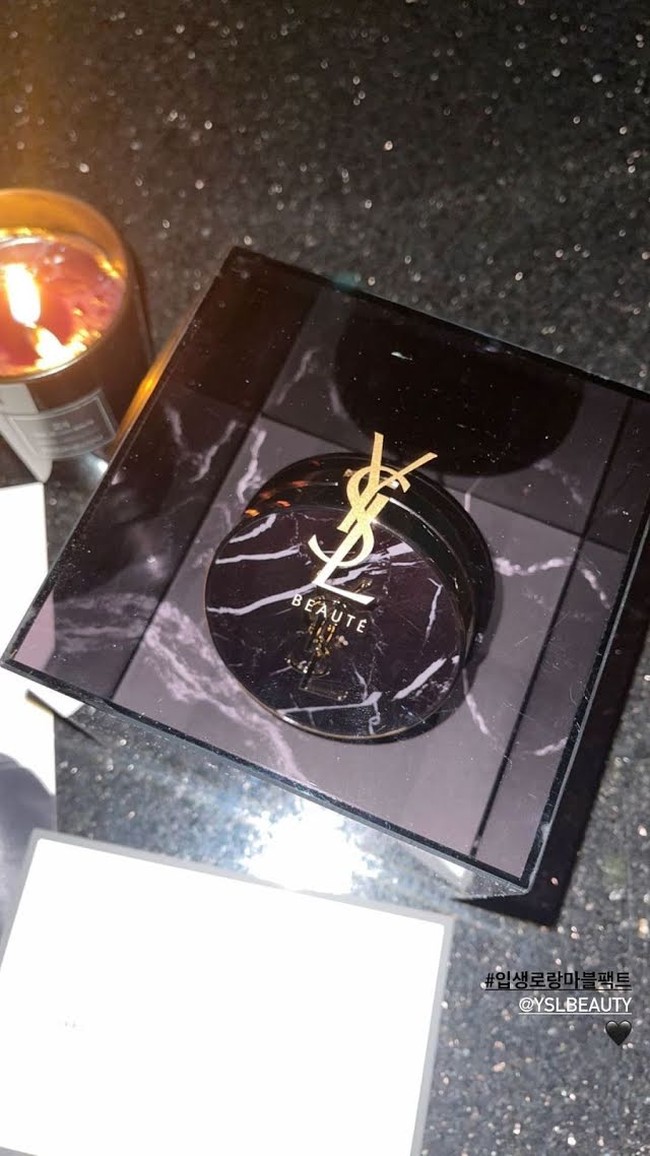YSL tak hanya merilis produk fashion tapi juga kosmetik. Tentu sebagai brand ambassador, pemilik nama asli Park Chae Young tentu punya paling tidak salah satu produknya. Ia pun pernah dikirimi compact dengan tempat yang spesial karena terbuat dari marmer yang cantik. Foto: Instagram @roses_are_rosie