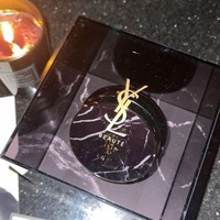 YSL tak hanya merilis produk fashion tapi juga kosmetik. Tentu sebagai brand ambassador, pemilik nama asli Park Chae Young tentu punya paling tidak salah satu produknya. Ia pun pernah dikirimi compact dengan tempat yang spesial karena terbuat dari marmer yang cantik. Foto: Instagram @roses_are_rosie