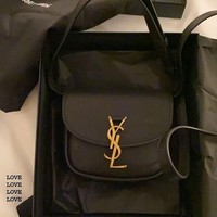 Dalam kesempatan lain, Rose Blackpink diberikan tas selempang hitam dengan logo ikonik YSL. Foto: Instagram @roses_are_rosie