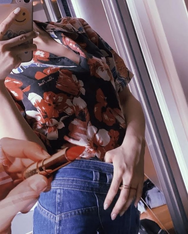 Saat dikirimi hadiah, wanita 23 tahun tersebut hampir selalu mendapat surat bertulisan tangan dari sang desainer. Kali ini ia diberikan sebuah kemeja dari koleksi pria YSL. Kemeja itu bahkan disulam dengan namanya di bagian kantung sehingga semakin spesial. Foto: Instagram @roses_are_rosie