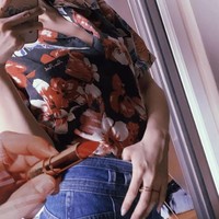 Saat dikirimi hadiah, wanita 23 tahun tersebut hampir selalu mendapat surat bertulisan tangan dari sang desainer. Kali ini ia diberikan sebuah kemeja dari koleksi pria YSL. Kemeja itu bahkan disulam dengan namanya di bagian kantung sehingga semakin spesial. Foto: Instagram @roses_are_rosie