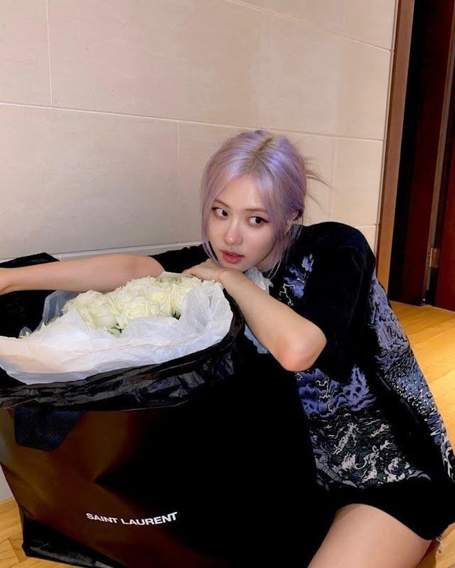 Sesuai dengan namanya dan nama Instagram-nya, artis di bawah YG Entertainment tersebut sering menerima sebukut bunga dengan tas Saint Laurent. Mawar putih sendiri adalah bunga favoritnya. Foto: Instagram @roses_are_rosie