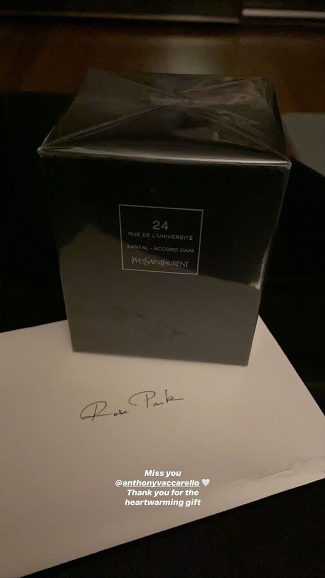 Mengungkap kerinduannya dengan Rose Blackpink, sang desainer mengirimkannya lilin spesial. Foto: Instagram @roses_are_rosie