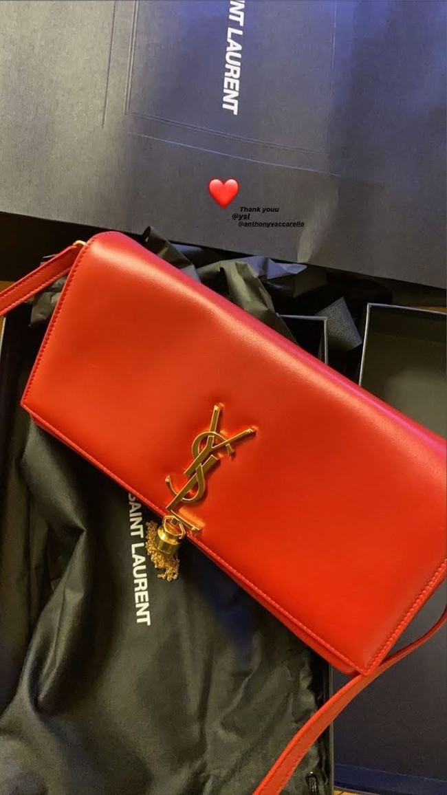 Sedangkan dalam rangka memperingati tahun baru China, YSL memberikannya tas selempang berwarna merah agar membawa keberuntungan. Foto: Instagram @roses_are_rosie