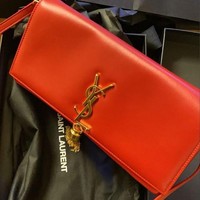 Sedangkan dalam rangka memperingati tahun baru China, YSL memberikannya tas selempang berwarna merah agar membawa keberuntungan. Foto: Instagram @roses_are_rosie