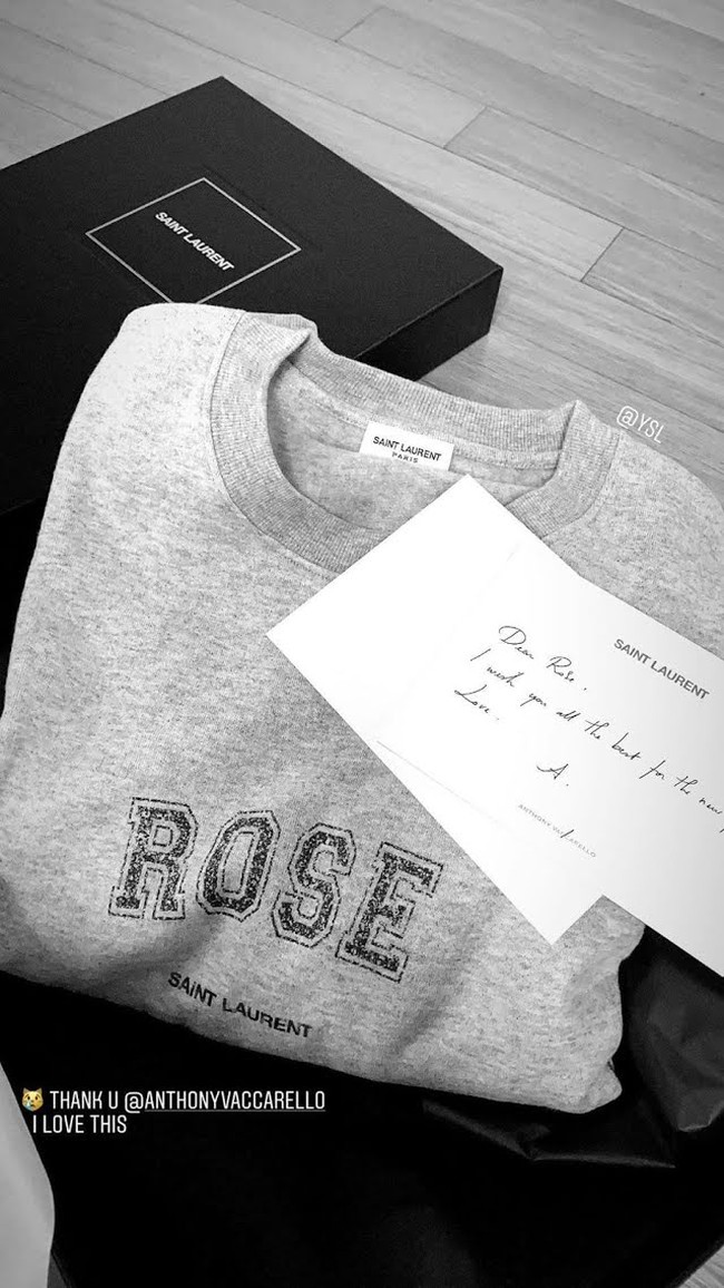 Barang fashion mahal lain yang pernah diberikan YSL pada Rose adalah sweatshirt spesial bertuliskan namanya dan brand Saint Laurent. Foto: Instagram @roses_are_rosie