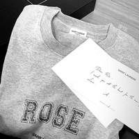 Barang fashion mahal lain yang pernah diberikan YSL pada Rose adalah sweatshirt spesial bertuliskan namanya dan brand Saint Laurent. Foto: Instagram @roses_are_rosie
