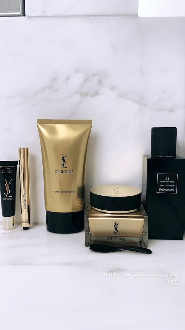 Agar semakin cantik, wanita yang lahir di Selandia Baru itu pun mendapat serangkaian produk makeup dan perawatan kulit dari YSL. Foto: Instagram @roses_are_rosie
