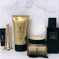 Agar semakin cantik, wanita yang lahir di Selandia Baru itu pun mendapat serangkaian produk makeup dan perawatan kulit dari YSL. Foto: Instagram @roses_are_rosie