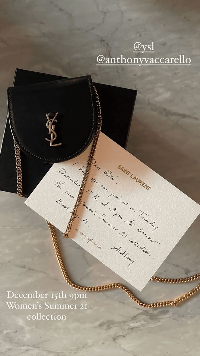 Sebagai brand ambassador wajar jika Rose Blackpink diperlakukan istimewa, salah satunya dengan dikirimi hasiah spesial. Main vocalist Blackpink itu pun dengan bangga memamerkannya di Instagram. Misalnya saat baru-baru ini ia dihadiahi tas dari koleksi terbaru Summer 2021. Foto: Instagram @roses_are_rosie