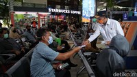 Setelah itu, Budi Karya membagikan masker tiga lapis ke para penumpang di stasiun. Setelah itu, Budi Karya membagikan masker tiga lapis ke para penumpang di stasiun.