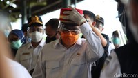 Budi Karya juga mengecek kondisi kereta dan penumpang di dalam gerbong kereta. Terakhir, melepas KA Bima Jakarta-Surabaya. Budi Karya juga mengecek kondisi kereta dan penumpang di dalam gerbong kereta. Terakhir, melepas KA Bima Jakarta-Surabaya.