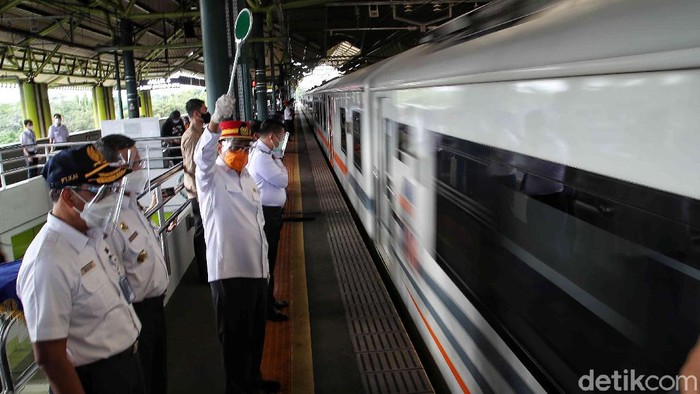 Menteri Perhubungan Budi Karya Sumadi menyambangi Stasiun Gambir. Kedatangannya untuk memeriksa kesiapan libur Natal dan tahun baru 2021 di stasiun itu.