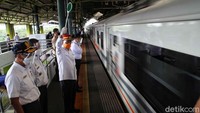 Menteri Perhubungan (Menhub) Budi Karya Sumadi mengecek kesiapan libur Natal dan tahun baru 2021 di tengah pandemi COVID-19. Pengecekan dilakukan di Stasiun Gambir, Jalan Medan Merdeka Timur, Jakarta Pusat, Rabu (16/12/2020). Menteri Perhubungan (Menhub) Budi Karya Sumadi mengecek kesiapan libur Natal dan tahun baru 2021 di tengah pandemi COVID-19. Pengecekan dilakukan di Stasiun Gambir, Jalan Medan Merdeka Timur, Jakarta Pusat, Rabu (16/12/2020).