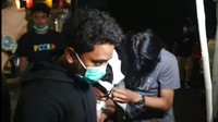 Salshabilla Adriani didampingi rekan-rekannya, berusaha menutupi tubuh Salshabilla dengan jaket. Ia terlihat menggunakan crop top putih dipadu rok kotak-kotak.  Foto: dok ist