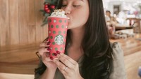 Bahagia itu sederhana. Shalsa mengisi waktu liburan dengan menikati segelas minuman kopi di Starbucks. Foto: instagram @salshabillaadr
