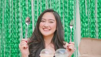 Kalau sedang malas jajan keluar rumah, Shalsa hanya modal gadget lalu memesan aneka jajanan. Ada thai tea, tahu krispi hingga nasi dan ayam geprek. Foto: instagram @salshabillaadr