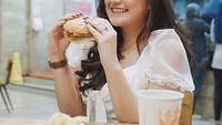 Makan burger di restoran fast food, Shalsa tak khawatir kalau badannya akan melar. Ia mengatur pola makan agar berat badannya tetap terjaga. Foto: instagram @salshabillaadr