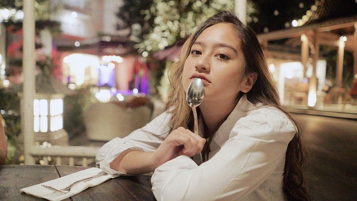 Salshabilla Adriani Tampil Modis Kekinian Saat Makan Es Krim Salshabilla Adriani Tampil Modis Kekinian Saat Makan Es Krim