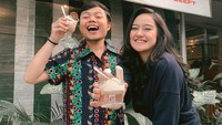 Jalan-jalan ke Kota Malang, Shalsa mampir ke kedai es krim legendaris Toko Oen. Semangkuk es krim klasik jadi pilihannya. Foto: instagram @salshabillaadr