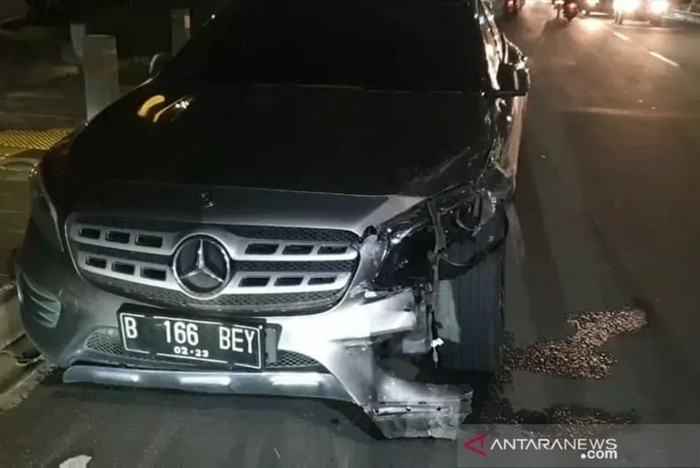 Mercedes dikemudikan artis Salshabilla Adriani terlibat kecelakaan beruntun di Jalan Raya Kemang, Kota Jakarta Selatan, Selasa (15/12/2020).