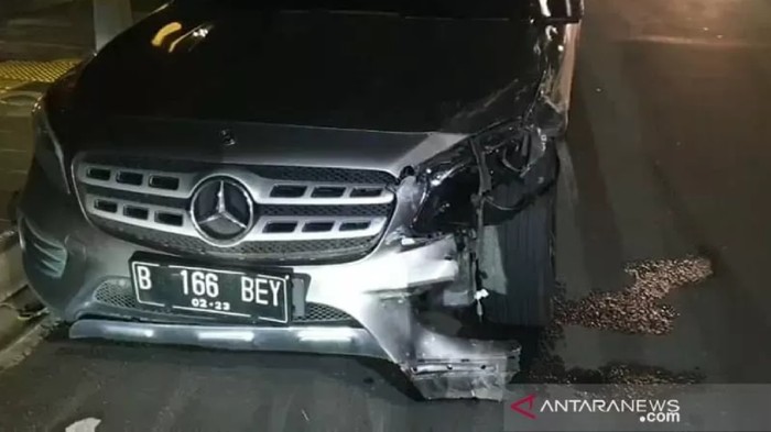 Mercedes dikemudikan artis Salshabilla Adriani terlibat kecelakaan beruntun di Jalan Raya Kemang, Kota Jakarta Selatan, Selasa (15/12/2020).