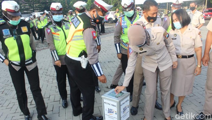 Polisi lalu lintas di Sidoarjo memiliki cara tersendiri untuk berbagi. Setiap Rabu seluruh anggota bersedekah.