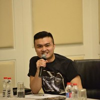 Nama Gilbert Marciano yang sempat popular karena membintangi sejumlah sinetron kini juga memilih untuk beralih profesi menjadi seorang pengacara. Sejak tahun 2013, Gilbert memilih untuk mewujudkan cita-citanya dengan menjadi seorang pengacara. Foto: Instagram/gilbertmarciano