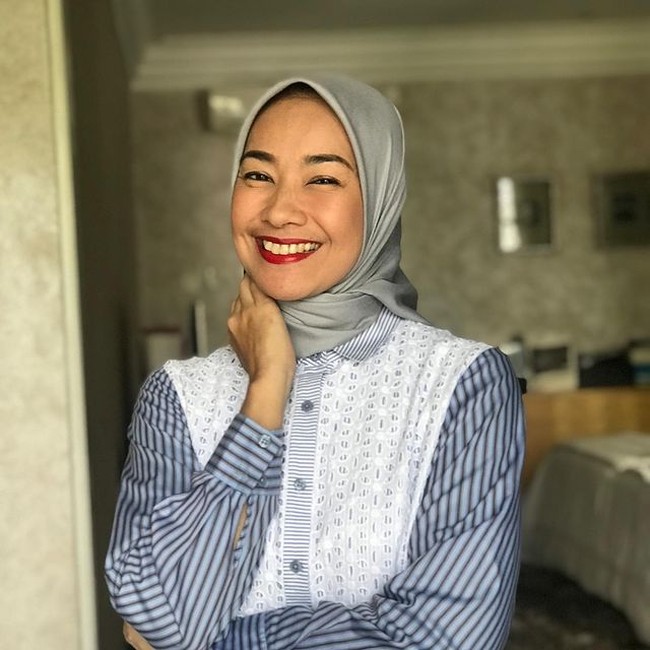 Artis senior Alya Rohali juga lebih memilih untuk beralih profesi menjadi seorang pengacara setelah berhasil menyelesaikan pendidikannya di bidang hukum. Alya kini bahkan telah berhasil memiliki kantor Notaris dan PPAT miliknya sendiri. Foto: Instagram/arohali