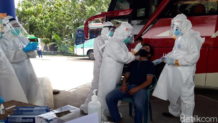 Sopir bus menjalani tes swab antigen di Terminal Boyolali, Rabu (16/12/2020). Sopir bus menjalani tes swab antigen di Terminal Boyolali, Rabu (16/12/2020).