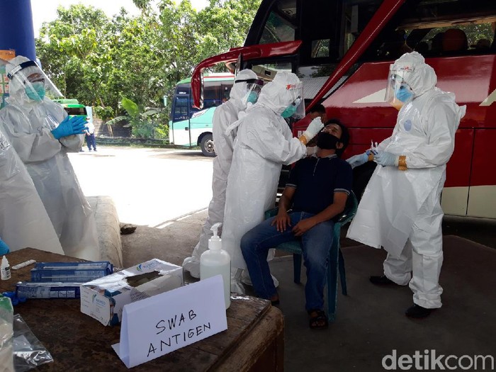Sopir bus menjalani tes swab antigen di Terminal Boyolali, Rabu (16/12/2020).
