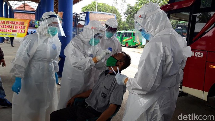 Sopir bus menjalani tes swab antigen di Terminal Boyolali, Rabu (16/12/2020). Sopir bus menjalani tes swab antigen di Terminal Boyolali, Rabu (16/12/2020).